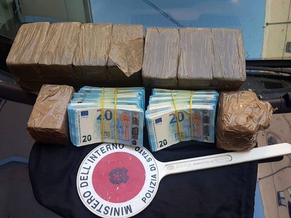 In arresto tre corrieri della droga: hashish e banconote false in macchina